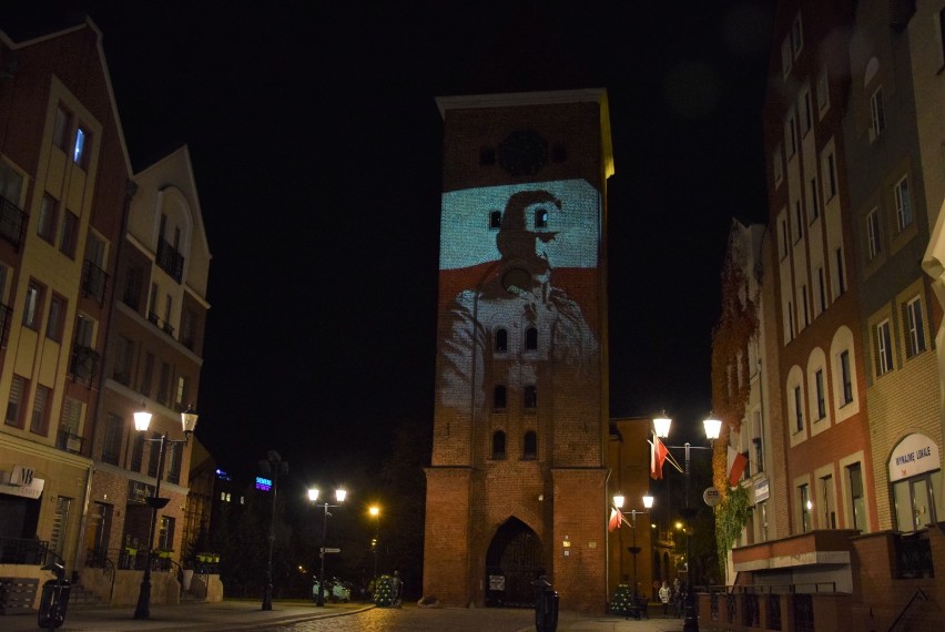 Święto Niepodległości. Brama Targowa w Elblągu zyskała okolicznościową iluminację
