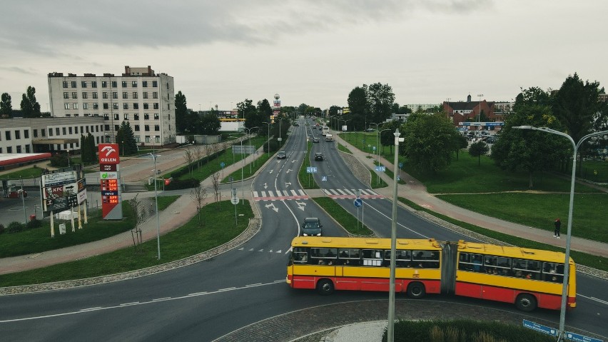 Autobus Ikarus na ulicach Słupska. ZDJĘCIA z lotu ptaka