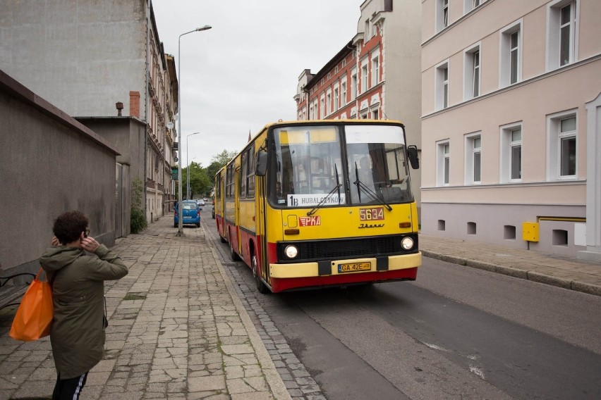 Autobus Ikarus na ulicach Słupska. ZDJĘCIA z lotu ptaka