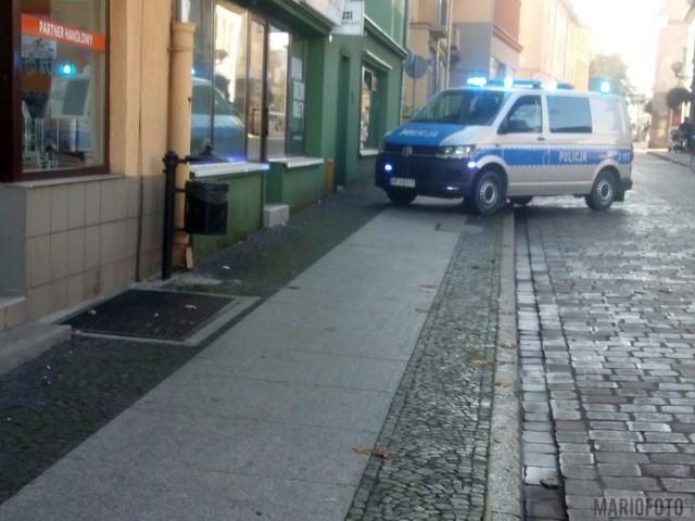 Do zdarzenia doszło około godziny 11.30 w okolicy ulic Kościelnej i Staromiejskiej w Brzegu.  Idący chodnikiem właściciel kantoru został pobity i okradziony, kiedy dostarczał do kantoru walutę.