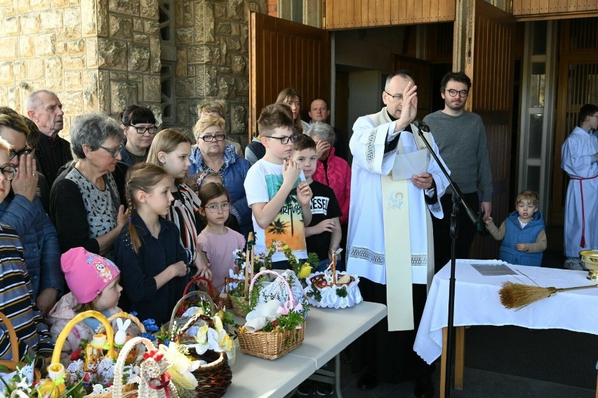 Poświęcenie pokarmów w Kościele świętego Józefa Robotnika w Kielcach. Było wielu wiernych. Zobacz zdjęcia