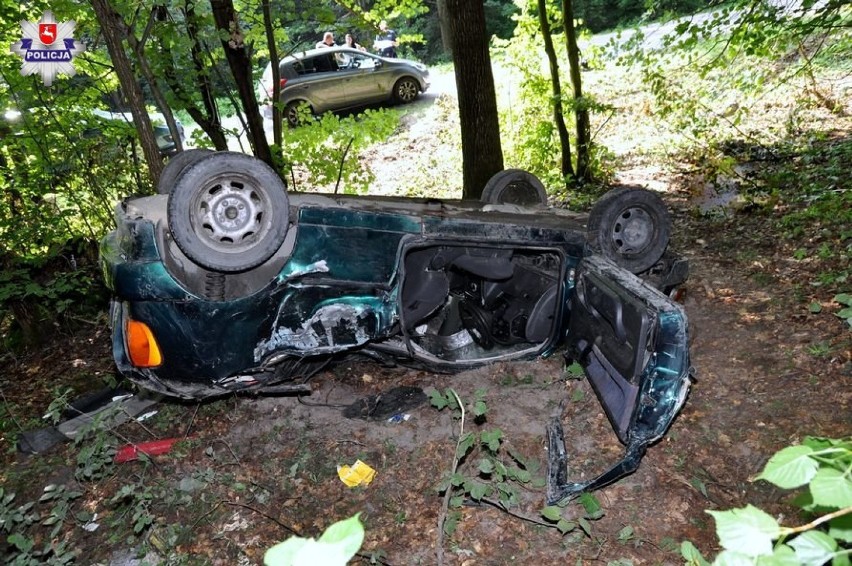 Wypadek koło Gościeradowa. Samochód wpadł w poślizg i dachował