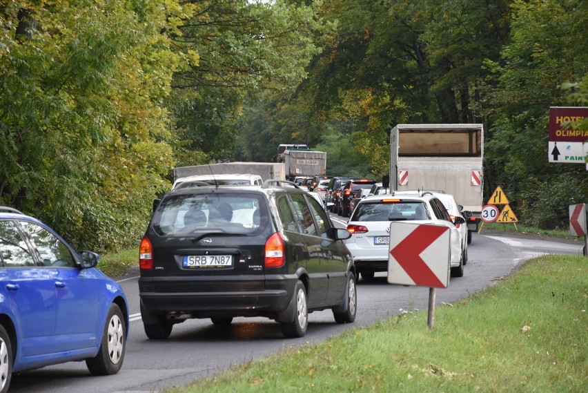 Megakorek na Mikołowskiej w Rybniku. Asfaltują dziurę w drodze w godzinie szczytu