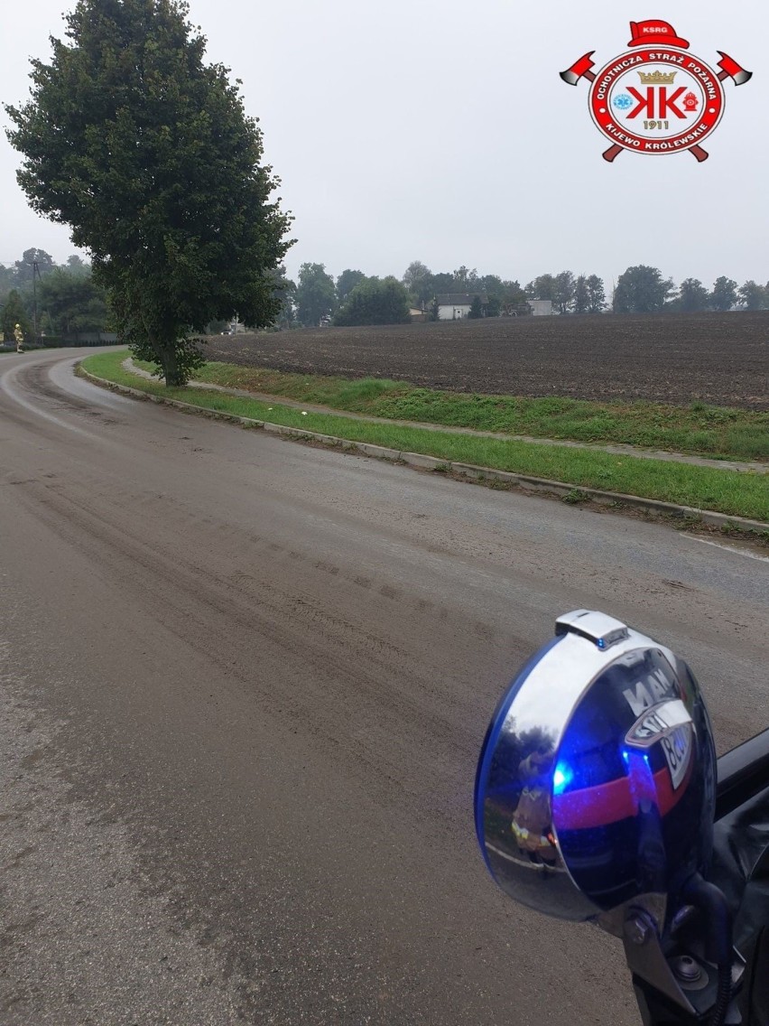 Strażacy z OSP Kijewo Królewskie usuwali błoto na jezdni w...