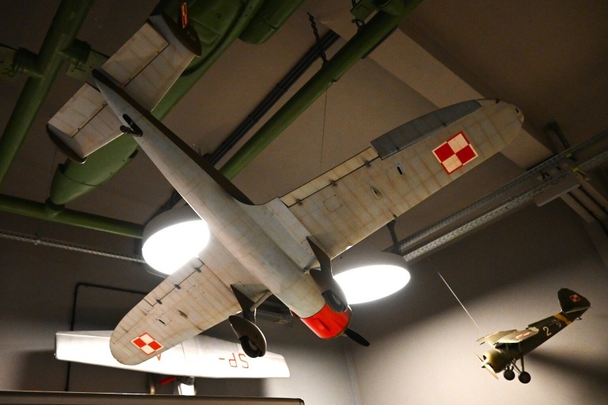 Kraków. W Muzeum Lotnictwa zawisł model samolotu PZL.46 „Sum”. W czasie II wojny światowej wyprodukowano tylko dwa egzemplarze