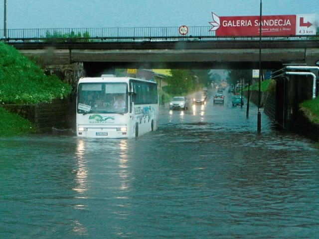 Dla autobusu przejechanie przez rozlewisko to nie problem, jednak kierowca wcześniej wyciąga z bagażnika walizki podróżnych.