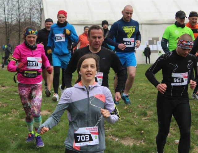 Czwarta Dycha do Maratonu za nami (ZDJĘCIA)


Niespełna tysiąc osób wystartowała w niedzielę (19 kwietnia) w ostatnim biegu z cyklu Dycha do Maratonu. Zawody odbyły się nad Zalewem Zemborzyckim w Lublinie.