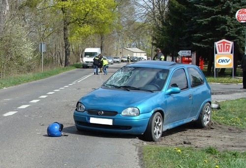 Wypadek w Sierakowie - Opel uderzył w skręcający skuter
