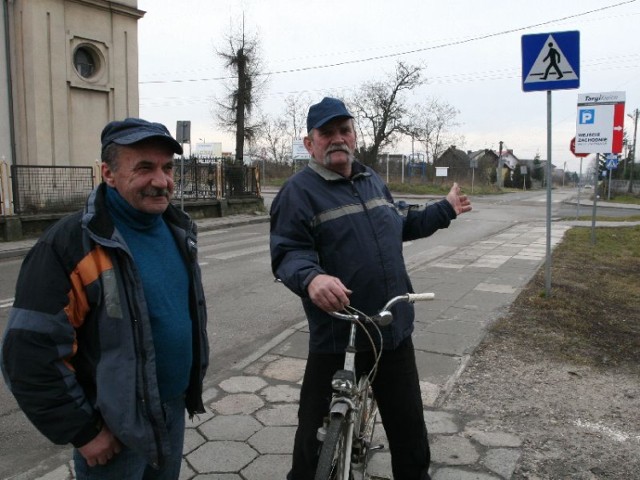 Pan Waldemar i Józef z ulicy Batalionów Chłopskich w Kielcach przyznają, że na jej skrzyżowaniu a ulicą Malików i Wystawowej potrzebna jest sygnalizacja świetlna lub rondo, aby ograniczyć prędkość samochodów i ułatwić przejście pieszym.