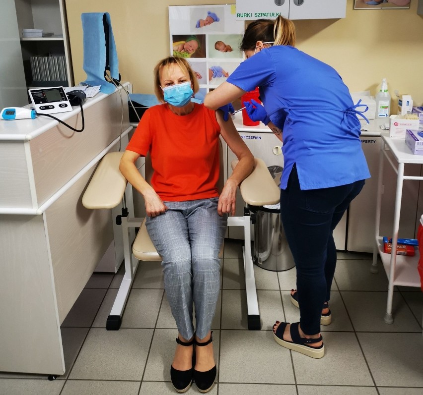Pierwsze szczepienia przeciwko koronawirusowi w Skarżysku. Znani lekarze dali przykład. Zobaczcie zdjęcia