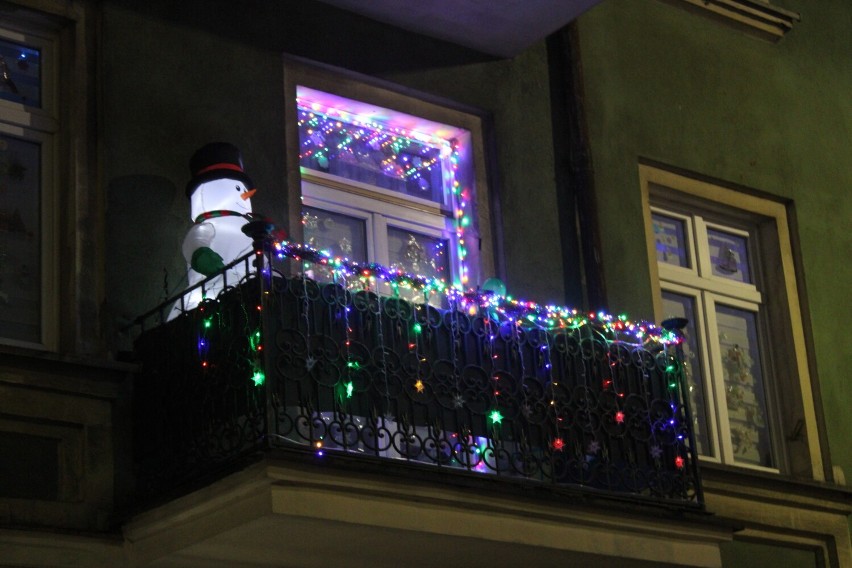 Świąteczne dekoracje balkonów i okien w Kaliszu. Niektóre...