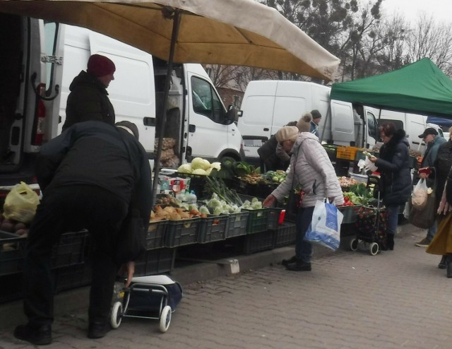 Wiele osób kupowało w czwartek, 15 lutego świeże warzywa i owoce na targowisku Korej w Radomiu. Jakie były ceny? Zobacz na kolejnych slajdach >>>