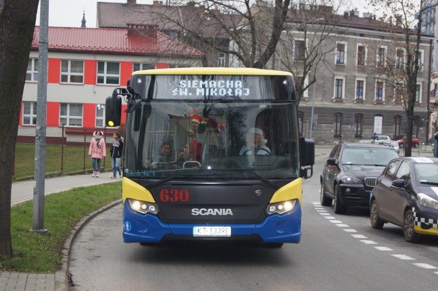 Tarnów: Mikołajkowy autobus i słodkie upominki dla pasażerów [ZDJĘCIA]