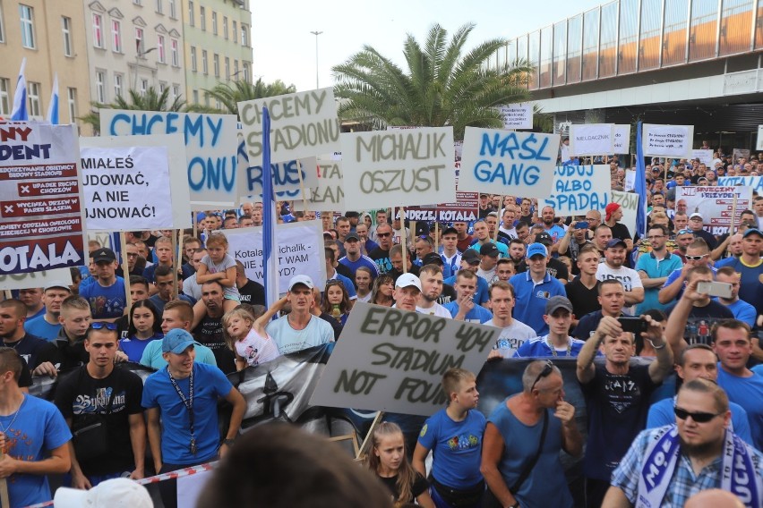 Manifestacja kibiców Ruchu Chorzów w sprawie nowego stadionu. Kibice przeszli ulicą Wolności pod Urząd Miasta [ZDJĘCIA + WIDEO]