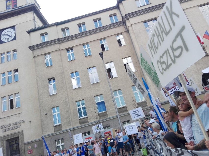 Manifestacja kibiców Ruchu Chorzów w sprawie nowego stadionu. Kibice przeszli ulicą Wolności pod Urząd Miasta [ZDJĘCIA + WIDEO]
