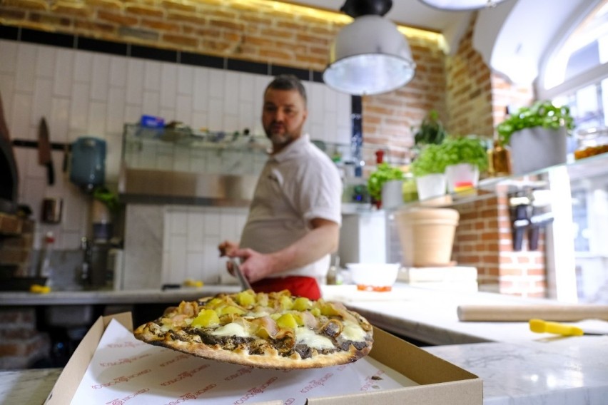 Toruń. "Czerwony Pomidor" kusi włoską pizzą, robioną na oczach klientów. Ma sukces w pandemii!