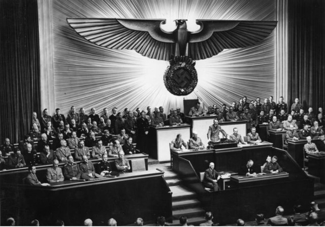 Hitler w trakcie przemówienia w Krolloper, która pełniła funkcję Reichstagu, 11 grudnia 1941