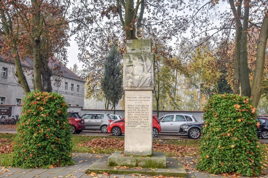 Przy ulicy Dworcowej znajduje się pomnik Wacława z Szamotuł