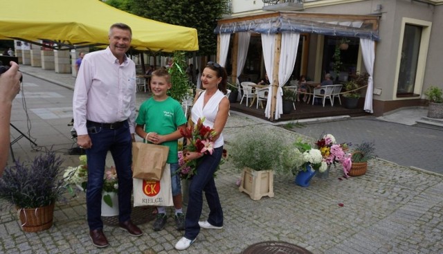 Marka odwiedzili w poniedziałek na Placu Artystów prezydent Kielc Bogdan Wenta z żoną