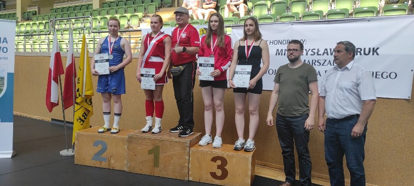 Boks. Juniorki Sportów Walki Piła ze złotym i srebrnym medalem Mistrzostw Polski