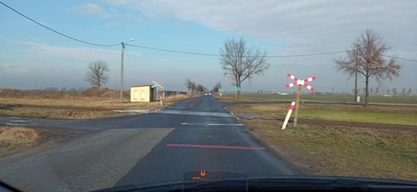 Gniezno. Na przejeździe kolejowym przy ul. Powstańców Wielkopolskich zlikwidowano znak STOP. Dlaczego?