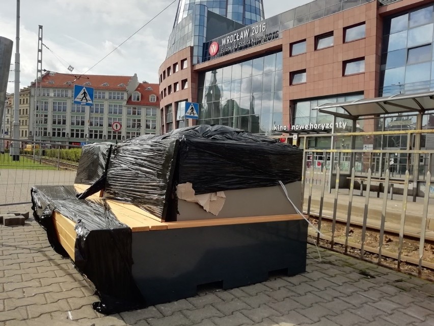 Wrocław. Wygodne kanapy staną na przystanku w centrum miasta (ZDJĘCIA)