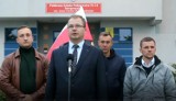 Protest Konfederacji w Radomiu przeciwko zamykaniu szkół po wykryciu zakażenia. Dyrektor: - Bezprawnie wykorzystali wizerunek szkoły"