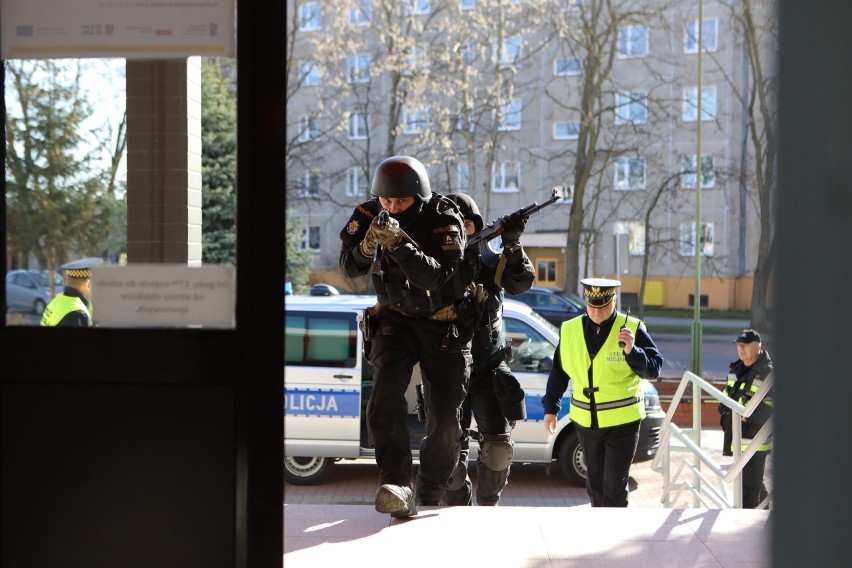 Atak terrorystyczny na szkołę w Polkowicach. ZDJĘCIA 