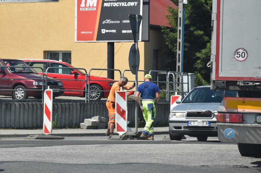 Tarnów. Na Lwowskiej powstało rondo tymczasowe. Poprzednie rozebrała firma, która remontowała ulicę, ale miasto zerwało z nią kontrakt