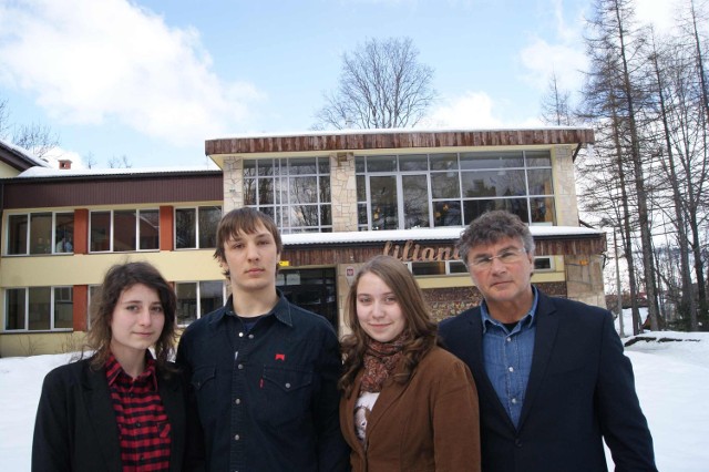 Dyrektor gimnazjum przy LO w Zakopanem, Marek Donatowicz ze swoimi uczniami