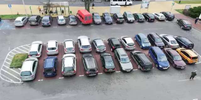 W momencie wybudowania parkingu dla pracowników, zwiększy  się liczba miejsc  przed budynkiem Starostwa Powiatowego w Sandomierzu, gdzie dziś parkuje większość  pracowników.