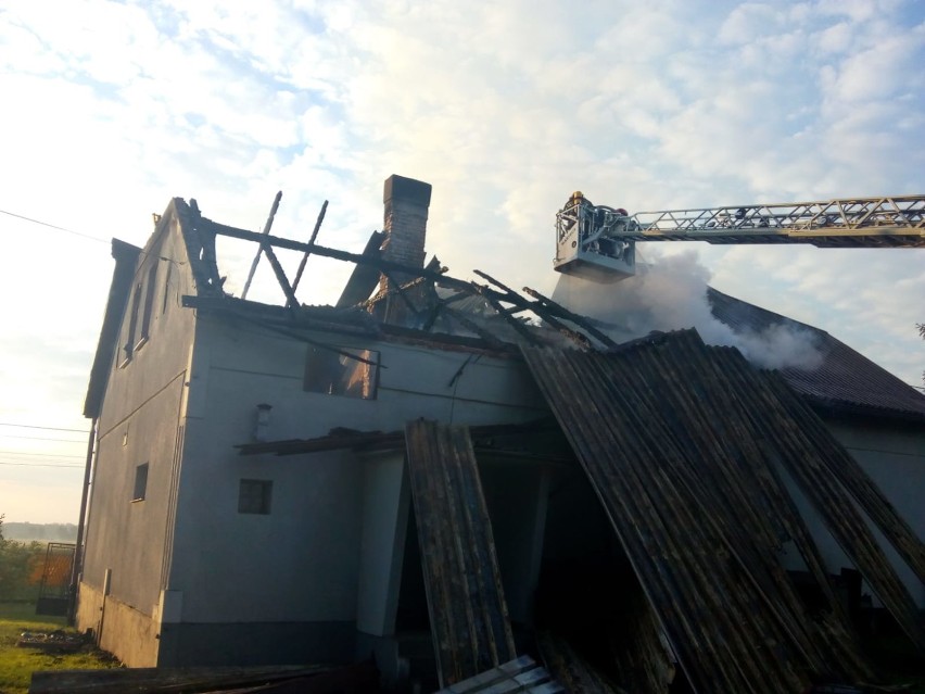 Jastrzębie: pożar domu w Bziu. Spłonął budynek jednorodzinny przy ul. Niepodległości [ZDJĘCIA]