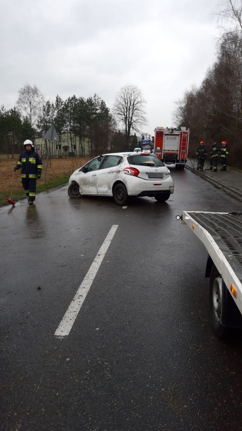 Radomszczański: Wypadek między miejscowościami Rożny i Stobiecko Szlacheckie. Auto dachowało