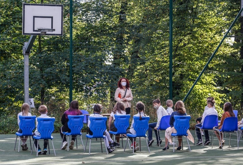 Uczniowie zaczęli szkołę niewiele ponad miesiąc temu....