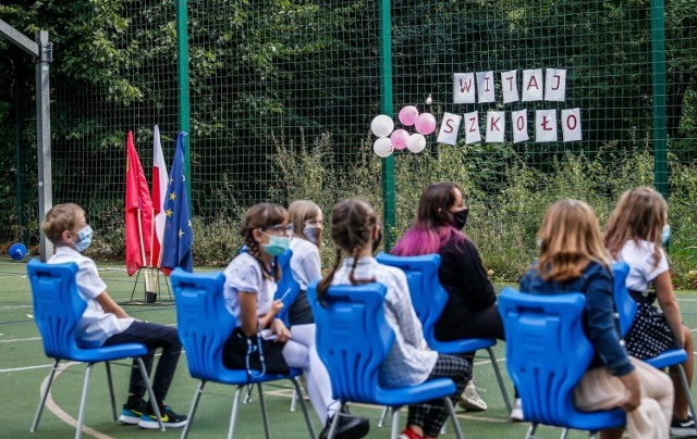 Uczniowie zaczęli szkołę niewiele ponad miesiąc temu. Niestety wiele z placówek zmuszonych było przejść na hybrydowy lub zdalny tryb nauczania.