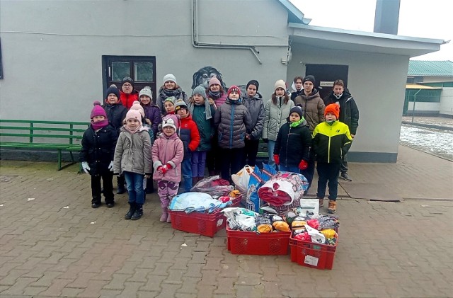 Uczniowie z Borzymina zawieźli paczki do schroniska Reksio w Brodnicy