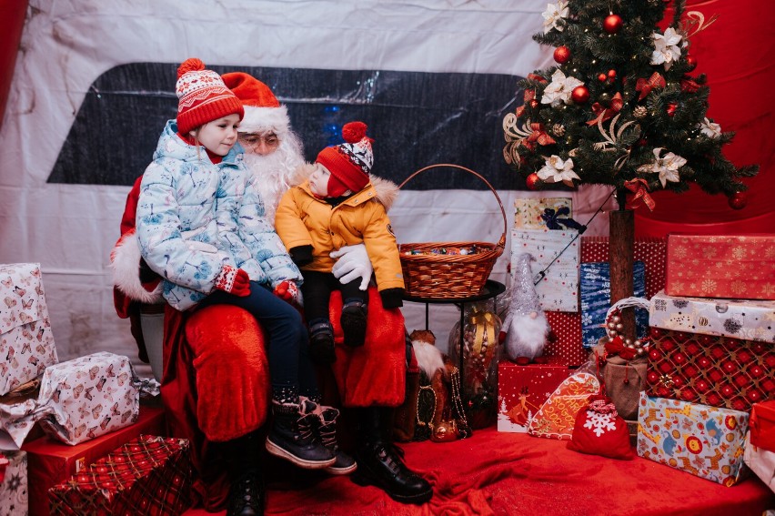 Jarmark w Rogoźnie już za nami! Prawdziwy Święty Mikołaj, wystawcy i całe mnóstwo wspaniałych występów na scenie. Tak wyglądał jarmark