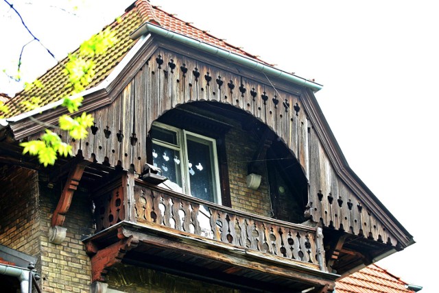 Dom z wieżyczką w Sopocie. Zameczek przy ul. Goyki 3 powstawał etapami w latach 1877-1903. Była to rezydencja winiarza Fryderyka Wilhelma Juenckego. Warto zagospodarować ten budynek, by nie popadł w ruinę