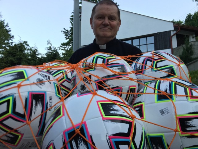 Ks. Jan Byrt przez dwa miesiące zbierał piłki od darczyńców (polityków, instytucji, sponsorów), by rozdawać je dzieciom podczas nabożeństw z okazji Euro 2020