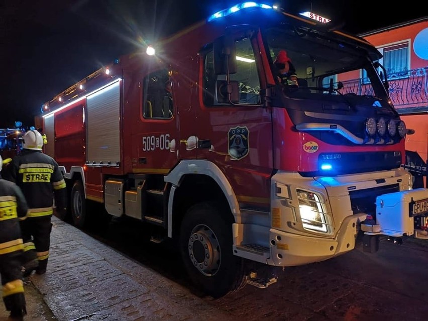 Pożar poddasza w Chłapowie 1.01.2019. Na miejscu pracowało kilka zastępów straży pożarnej. Oświadczenie strażaków z OSP [zdjęcia, wideo]