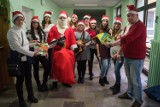 Mikołajki w wejherowskim szpitalu. Społecznicy śpiewali kolędy i rozdawali prezenty małym dzieciom