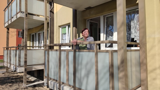 Piotrków: Remont elewacji bloku przy ul. Krasickiego 9. Mieszkańcy mają nowe balkony. Zostały wykonane w dwóch wymiarach - mniejsze mają 1,7 na 2,5 metra, a większe 1,7 na 4,2 metra