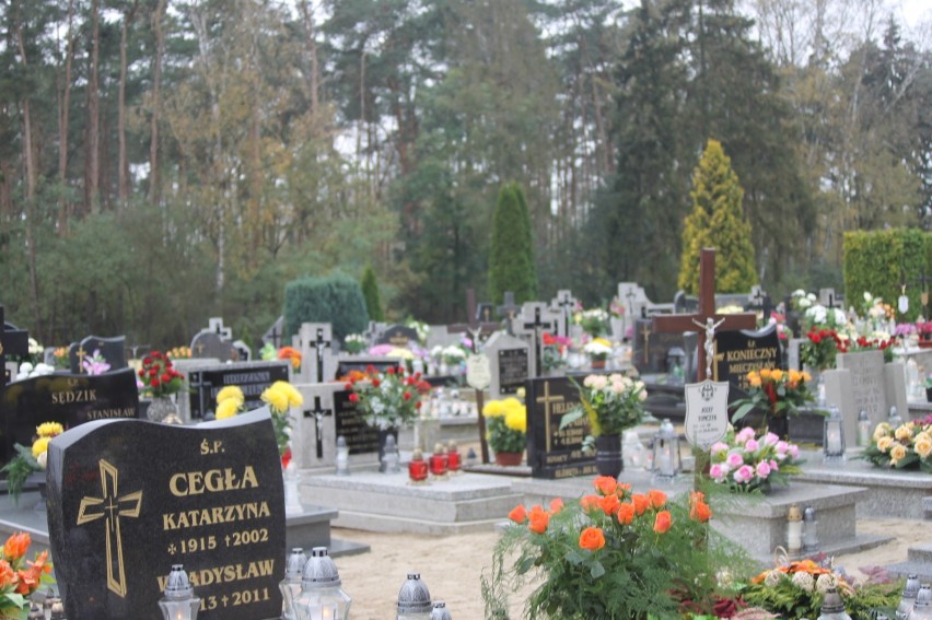 Na cmentarzu w Kobiernie pamiętali o przodkach i krewnych [ZDJĘCIA]