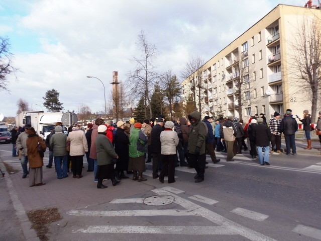 Zakorkowana ulica Piłsudskiego w Limanowej: mieszkańcy blokują drogę w ramach protestu [ZDJĘCIA]