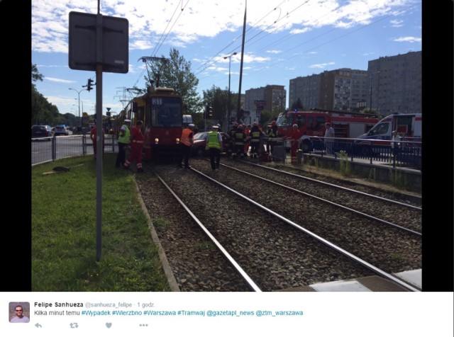 Zderzenie tramwaju z samochodem na Woronicza. Jedna osoba ranna