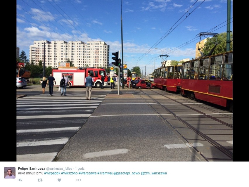 Zderzenie tramwaju z samochodem na Woronicza. Jedna osoba...