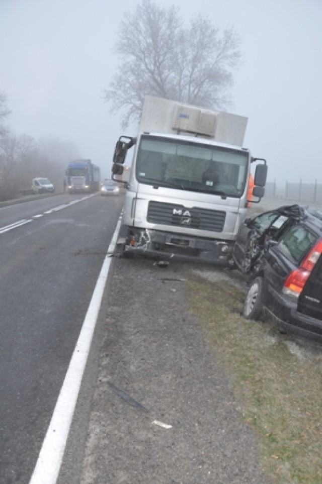 Ciężarowy samochód w wyniku zderzenia zepchnął do rowu osobowe auto