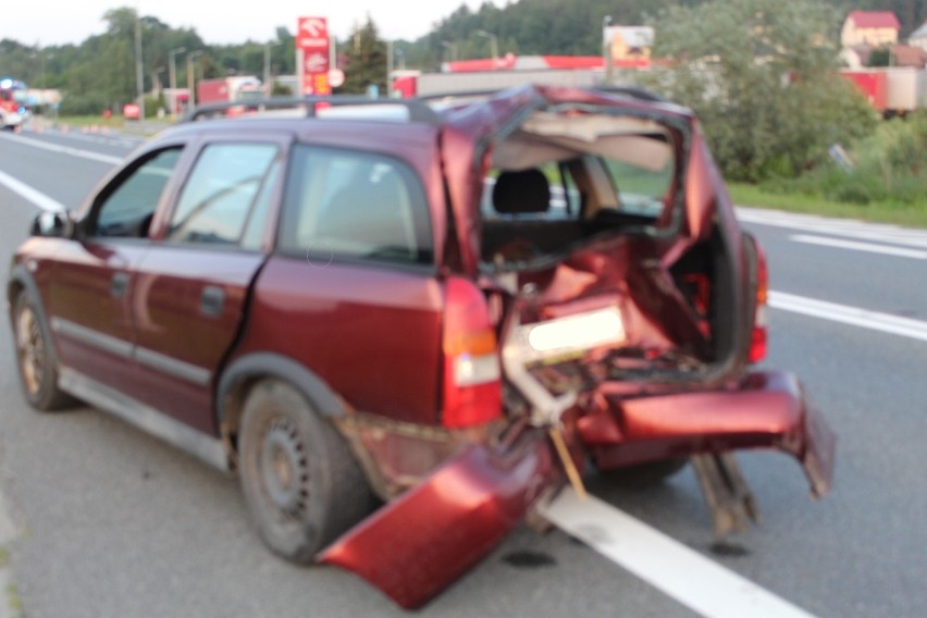 Gorzków. Wypadek z udziałem motocykla, pasażerka zabrana śmigłowcem do szpitala [ZDJĘCIA]