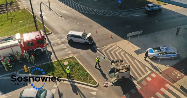 Wypadek samochodu na rondzie przy ślimaku w Sosnowcu. Jeden pojazd dachował. 

Zobacz kolejne zdjęcia. Przesuń zdjęcia w prawo - wciśnij strzałkę lub przycisk NASTĘPNE