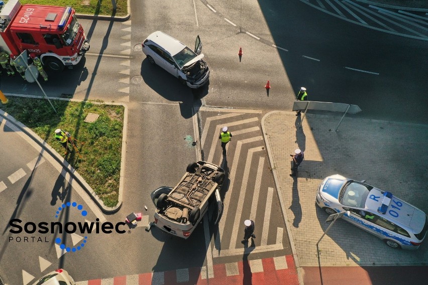 Wypadek samochodu na rondzie przy ślimaku w Sosnowcu. Jeden...